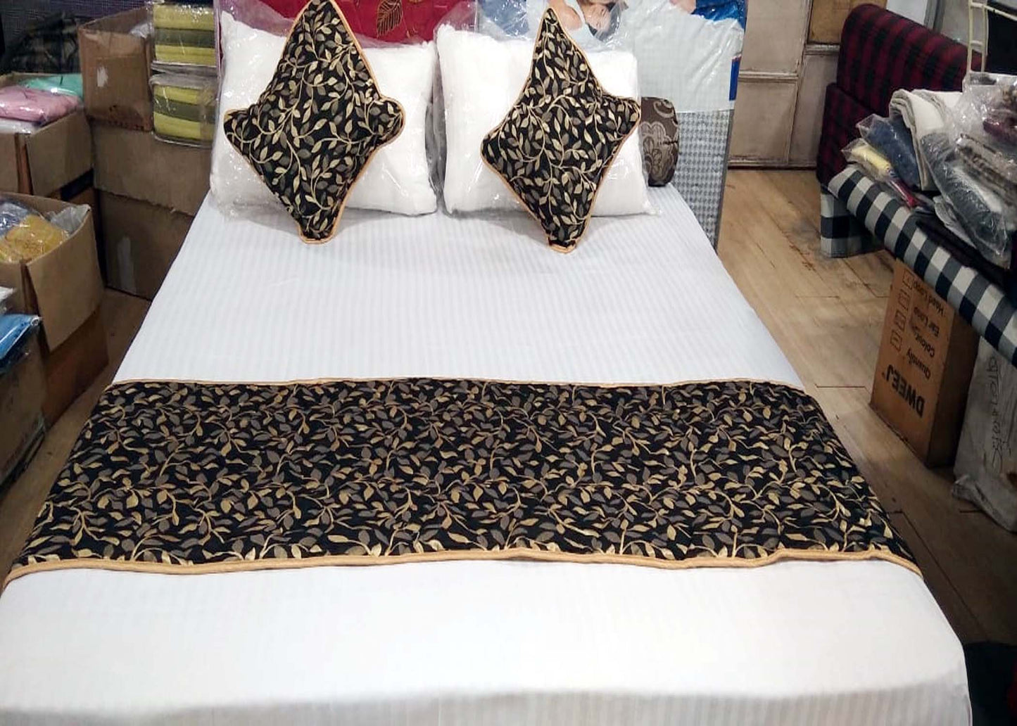 Bed Runner Double Bed Size Quilted Reversible with Magnificent Cushion Covers